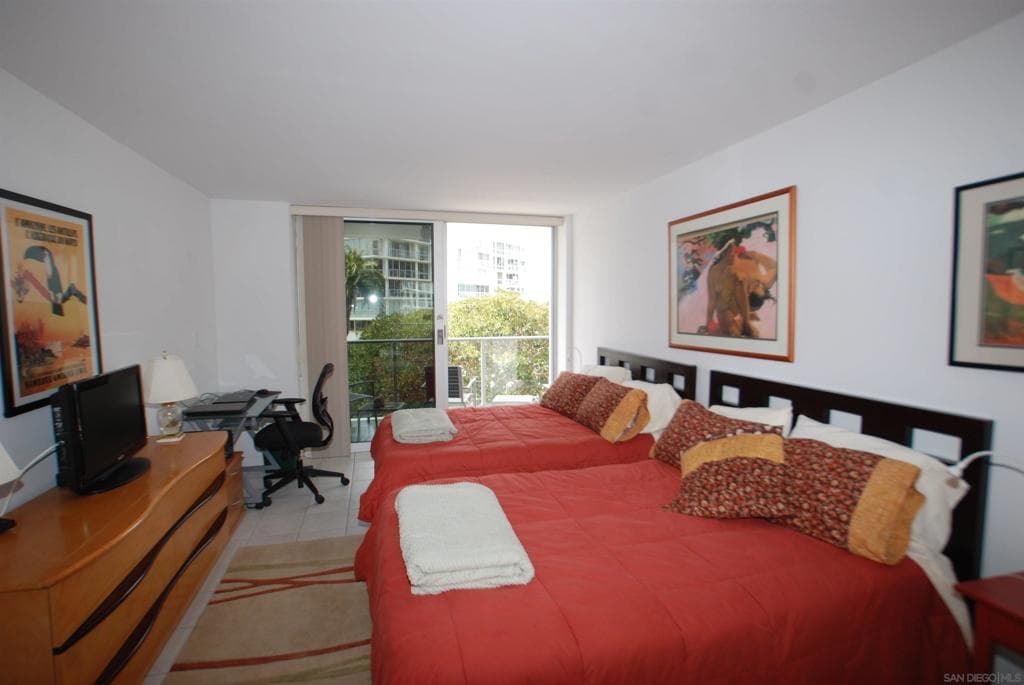 Residential Lease for rent at 1770 Avenida Del Mundo 201, Coronado, San Diego County, CA featuring 1 bed and 1 bath