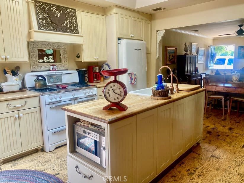 Single Family Residence for rent at 203 Amethyst Avenue, Newport Beach, CA featuring 3 beds and 3 baths