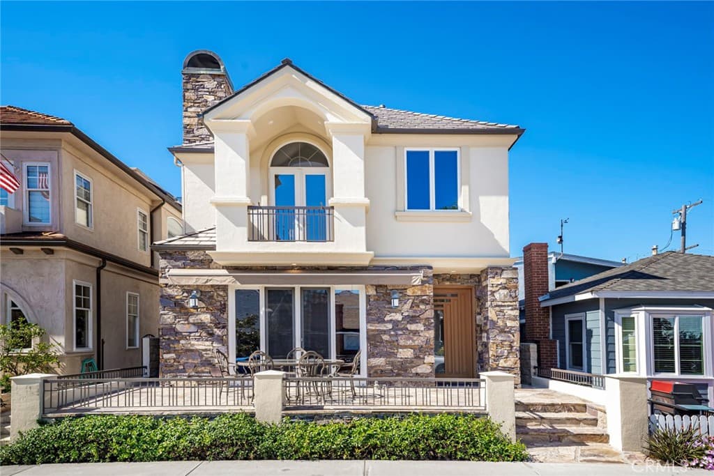Single Family Residence for rent at 119 Opal Avenue, Newport Beach, CA featuring 3 beds and 3 baths