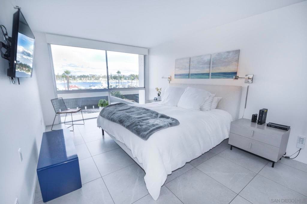 Residential Lease for rent at 1710 Avenida Del Mundo 108, Coronado, San Diego County, CA featuring 2 beds and 2 baths