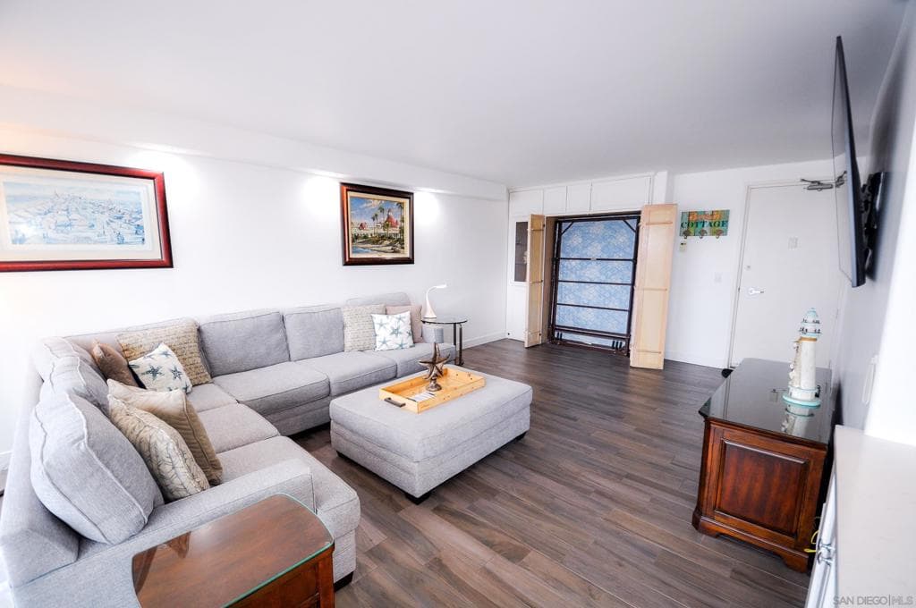 Residential Lease for rent at 1710 Avenida Del Mundo 105, Coronado, San Diego County, CA featuring 1 bed and 1 bath