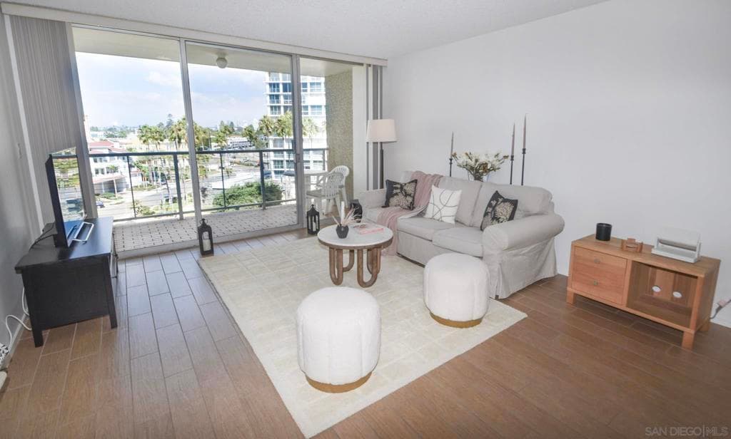 Residential Lease for rent at 1720 Avenida Del Mundo 501, Coronado, San Diego County, CA featuring 1 bed and 1 bath