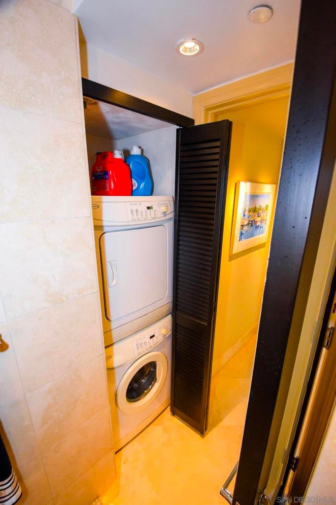 Residential Lease for rent at 1810 Avenida Del Mundo 1609, Coronado, San Diego County, CA featuring 2 beds and 2 baths
