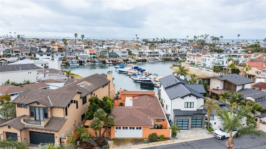 Single Family Residence for rent at 52 Balboa Coves, Newport Beach, CA featuring 3 beds and 2 baths
