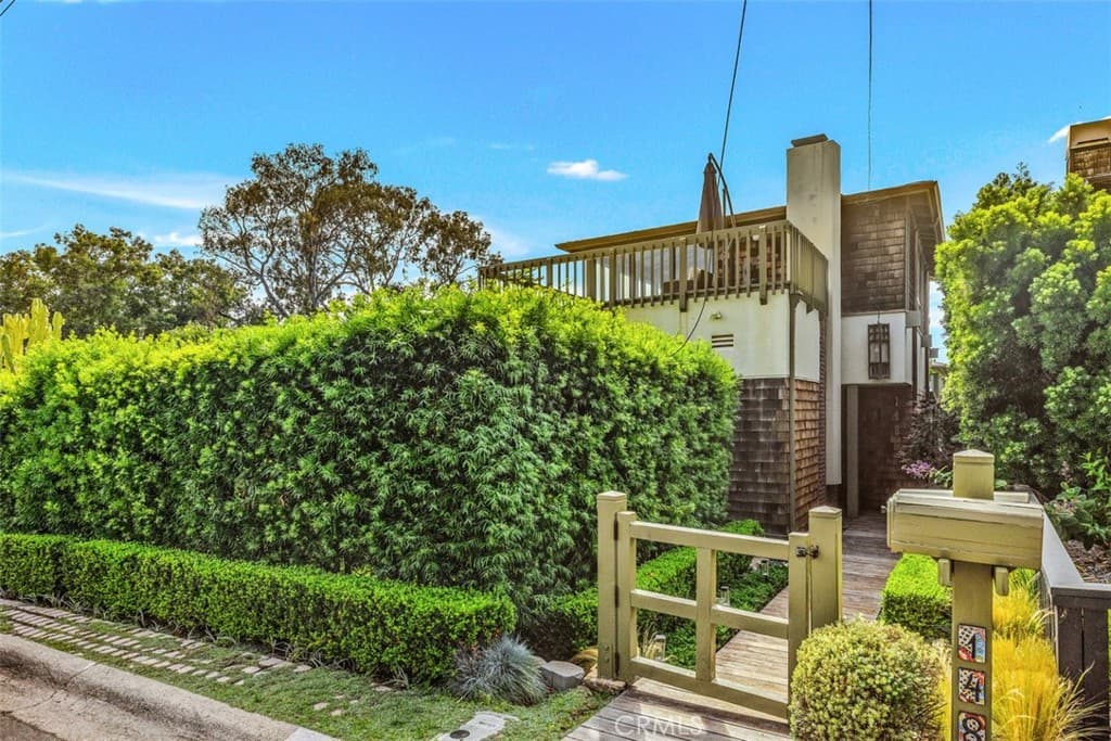 Single Family Residence for rent at 146 Chiquita Street, Laguna Beach, CA featuring 2 beds and 3 baths