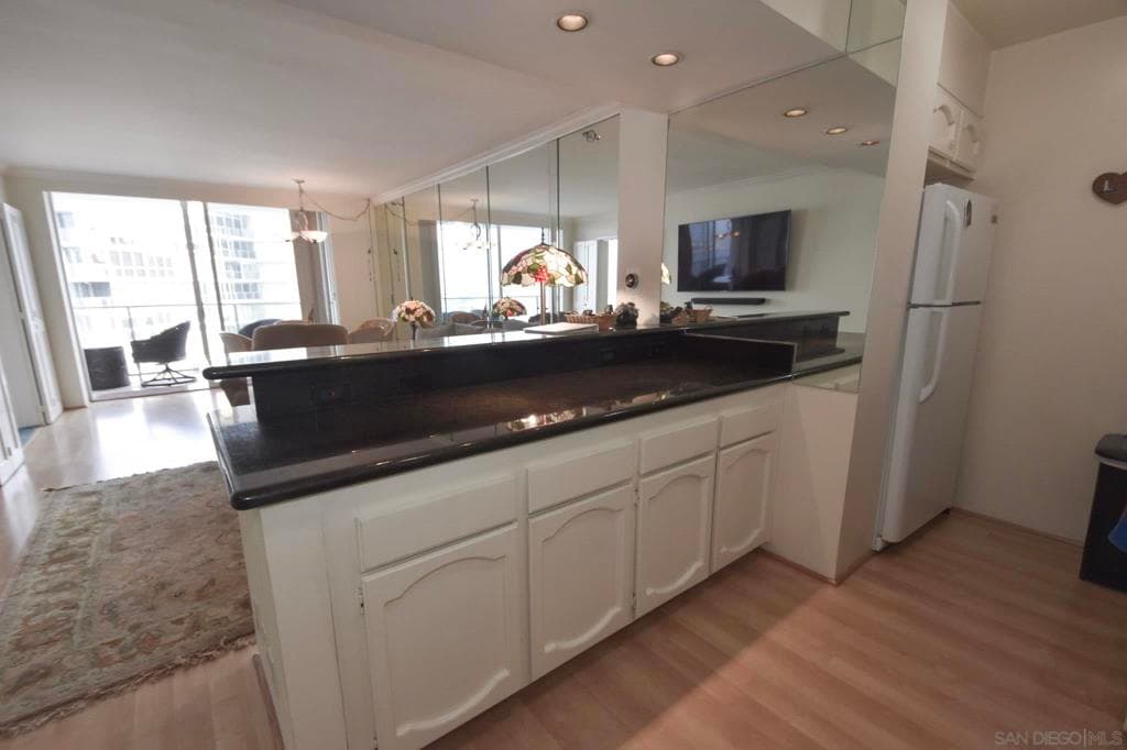 Residential Lease for rent at 1810 Avenida Del Mundo 1201, Coronado, San Diego County, CA featuring 1 bed and 1 bath