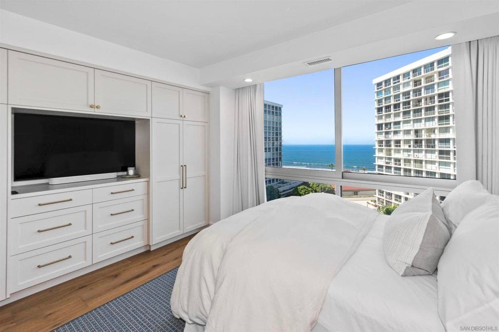 Residential Lease for rent at 1710 Avenida Del Mundo 803, Coronado, San Diego County, CA featuring 3 beds and 3 baths