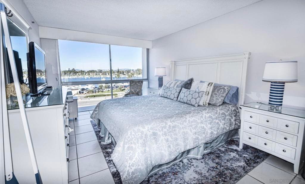 Residential Lease for rent at 1710 Avenida Del Mundo 207, Coronado, San Diego County, CA featuring 1 bed and 1 bath