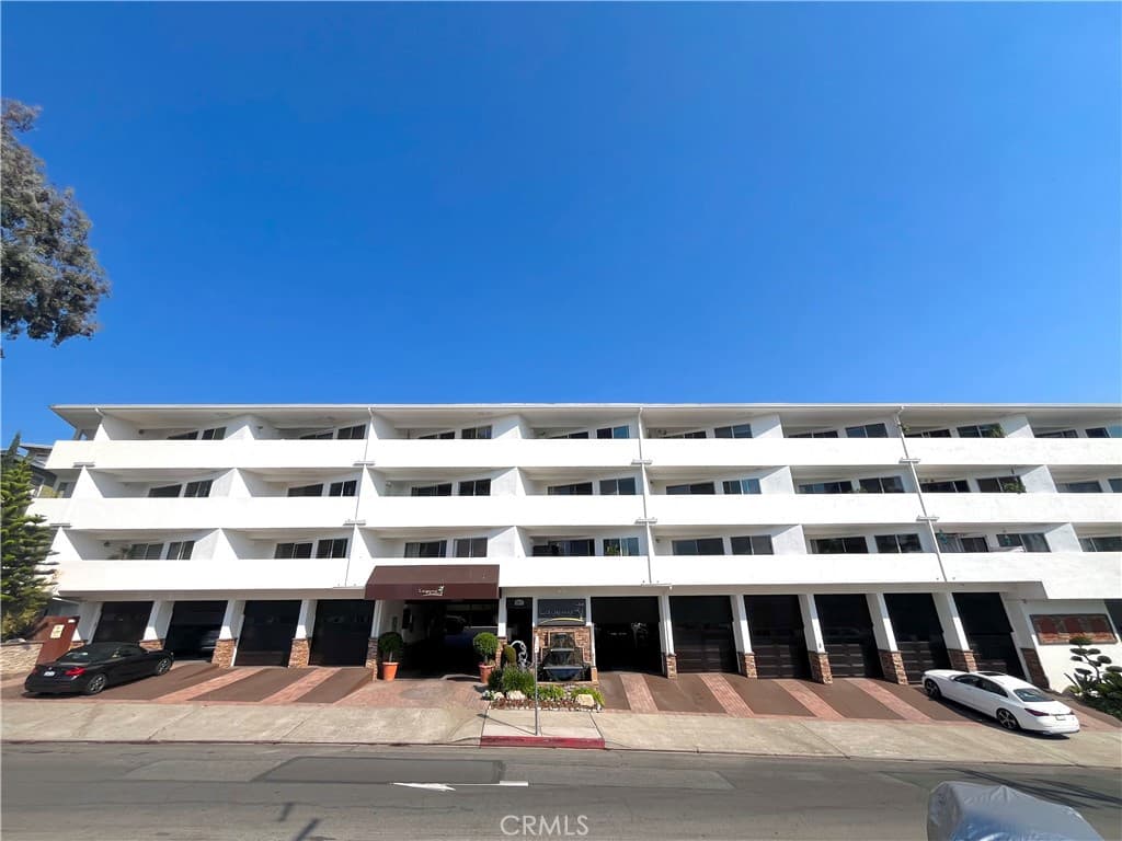 Apartment for rent at 100 Cliff Drive 5, Laguna Beach, CA featuring 1 bed and 2 baths