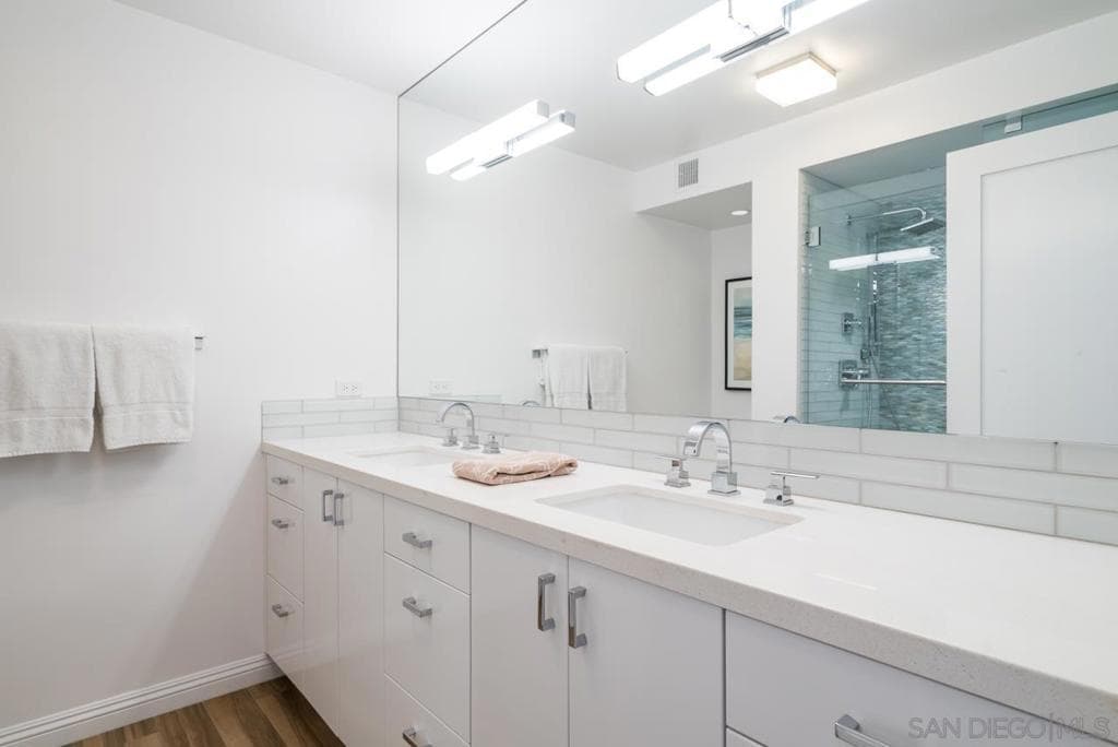 Residential Lease for rent at 1750 Avenida del Mundo 1206, Coronado, San Diego County, CA featuring 1 bed and 1 bath