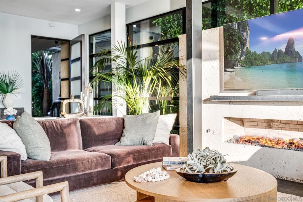 Residential Lease for rent at 282 Neptune Avenue, Encinitas, San Diego County, CA featuring 3 beds and 5 baths