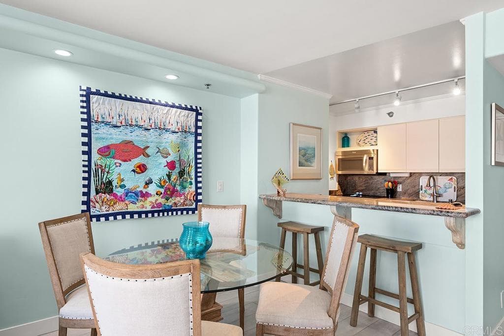Residential Lease for rent at 1810 Avenida Del Mundo 901, Coronado, San Diego County, CA featuring 1 bed and 1 bath