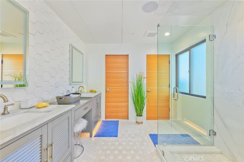 Condominium for rent at 504 E Balboa Blvd, Newport Beach, CA featuring 3 beds and 2 baths