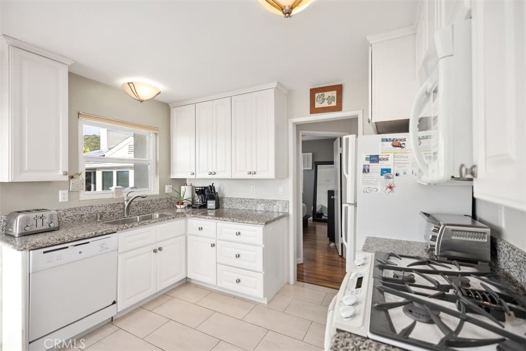 Single Family Residence for rent at 670 Thalia, Laguna Beach, CA featuring 2 beds and 2 baths