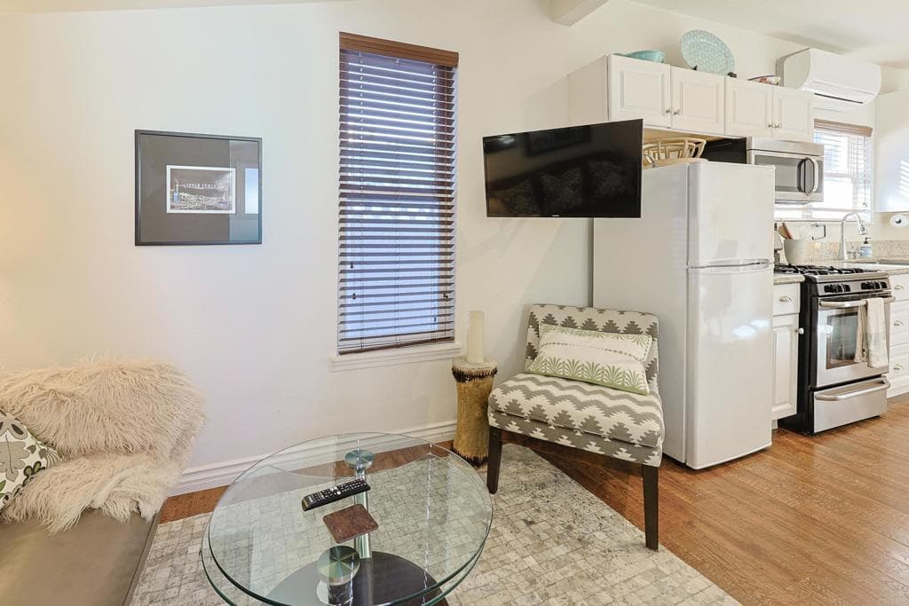 Residential Lease for rent at 205.5 C Avenue, Coronado, San Diego County, CA featuring 1 bed and 1 bath