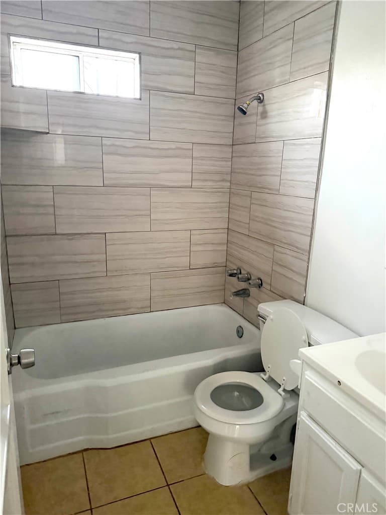 Residential Lease for rent at 1925 1/2 W 35th, Los Angeles, Los Angeles County, CA featuring 2 beds and 1 bath