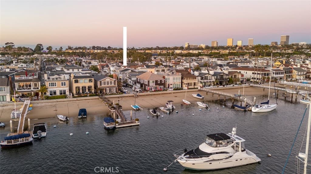Condominium for rent at 114 1/2 Onyx, Newport Beach, CA featuring 3 beds and 2 baths