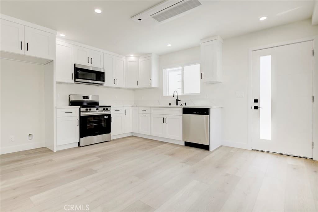 Single Family Residence for rent at 1070 Allen Avenue C, Glendale, CA featuring 2 beds and 2 baths