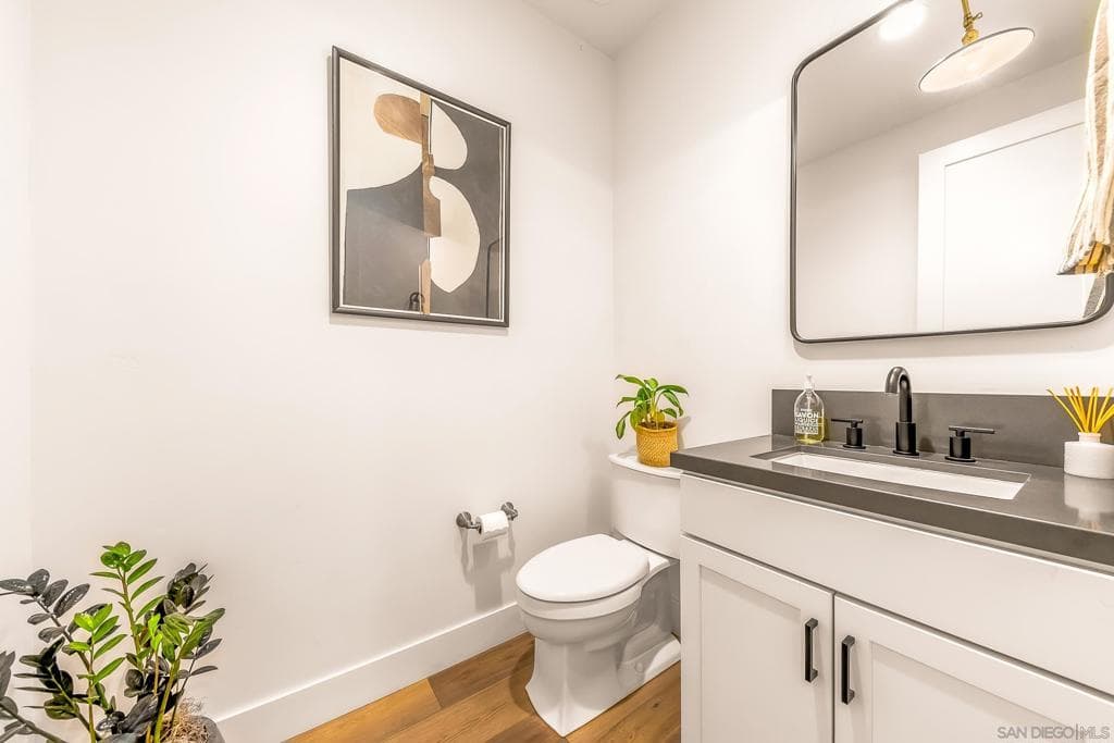 Residential Lease for rent at 1245 Canton Ct, Encinitas, San Diego County, CA featuring 5 beds and 5 baths