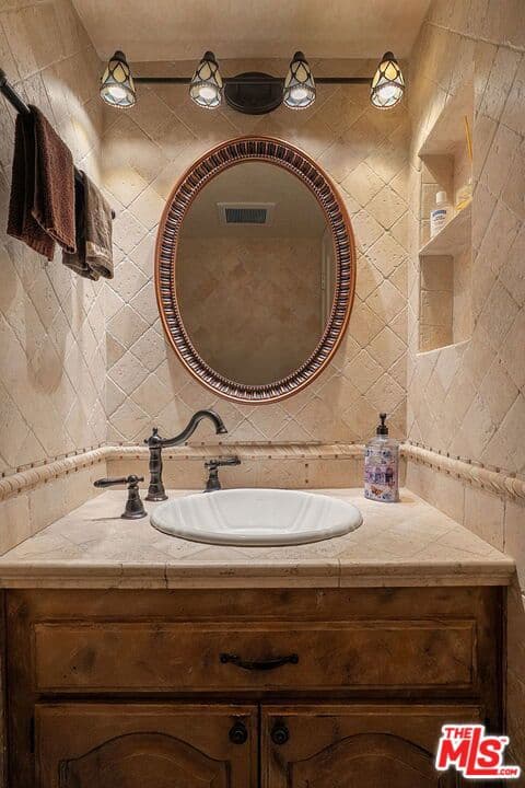 Condominium for rent at 1121 21st Street 1, Santa Monica, CA featuring 3 beds and 3 baths