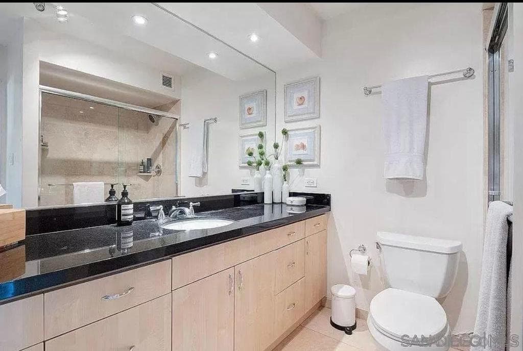 Residential Lease for rent at 1770 avenida del mundo 204, Coronado, San Diego County, CA featuring 2 beds and 2 baths