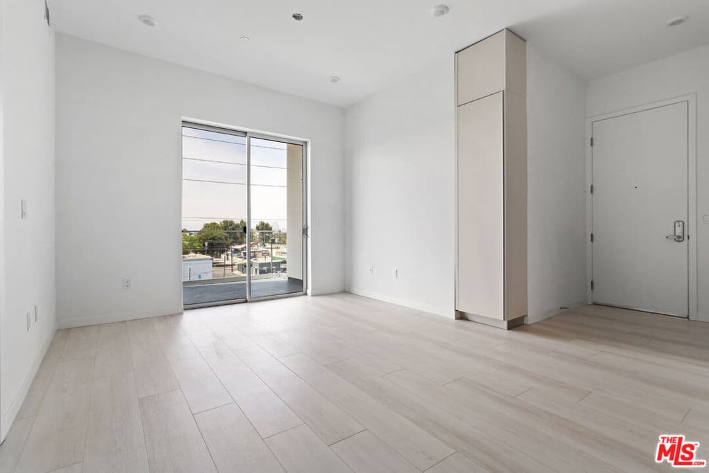 Residential Lease for rent at 1650 Sawtelle Boulevard 301, Los Angeles, Los Angeles County, CA featuring 1 bed and 1 bath