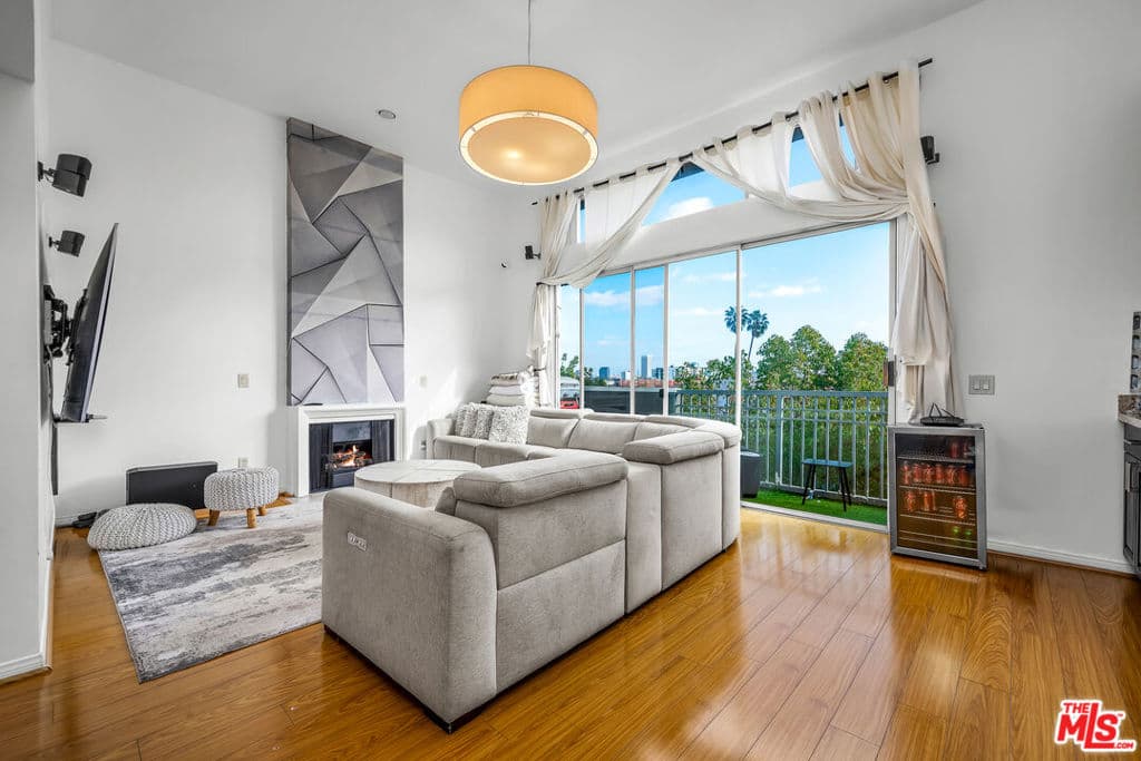 Residential Lease for rent at 1481 S Shenandoah Street 102, Los Angeles, Los Angeles County, CA featuring 2 beds and 2 baths