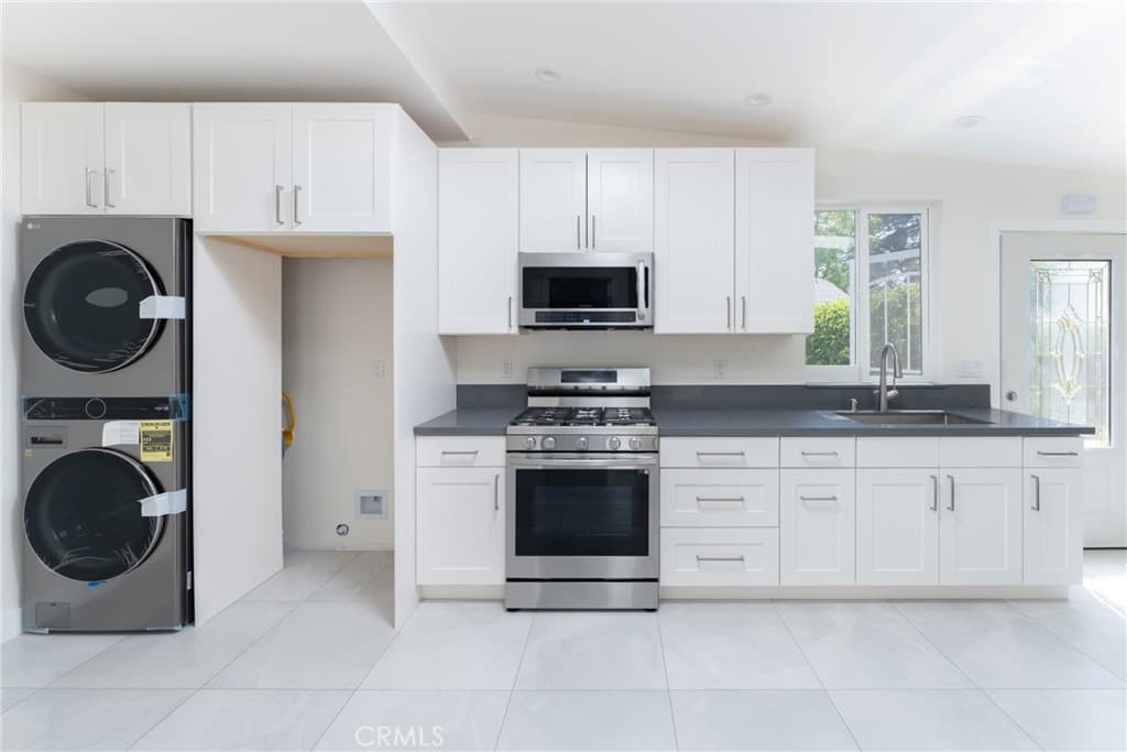 Single Family Residence for rent at 537 Spencer Street A, Glendale, CA featuring 1 bed and 1 bath