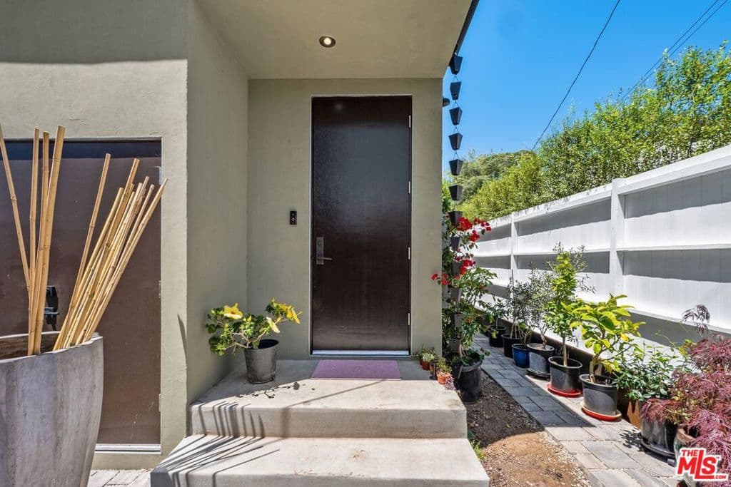 Residential Lease for rent at 2202 Washington Avenue B, Santa Monica, CA featuring 1 bed and 1 bath