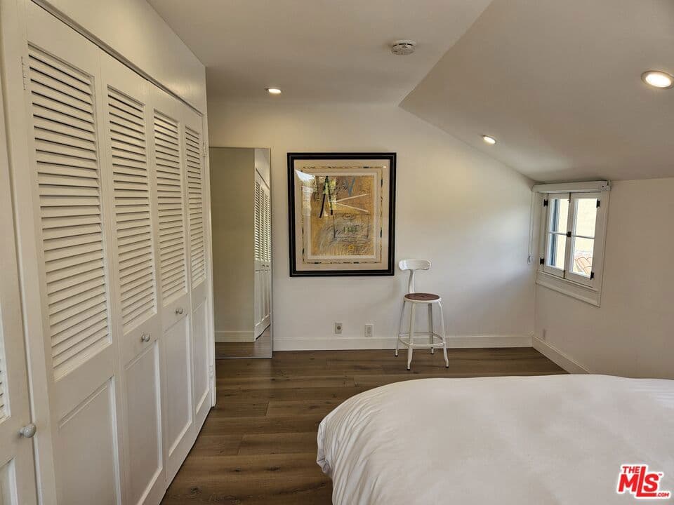 Residential Lease for rent at 212 S Muirfield Road, Los Angeles, Los Angeles County, CA featuring 1 bed and 1 bath
