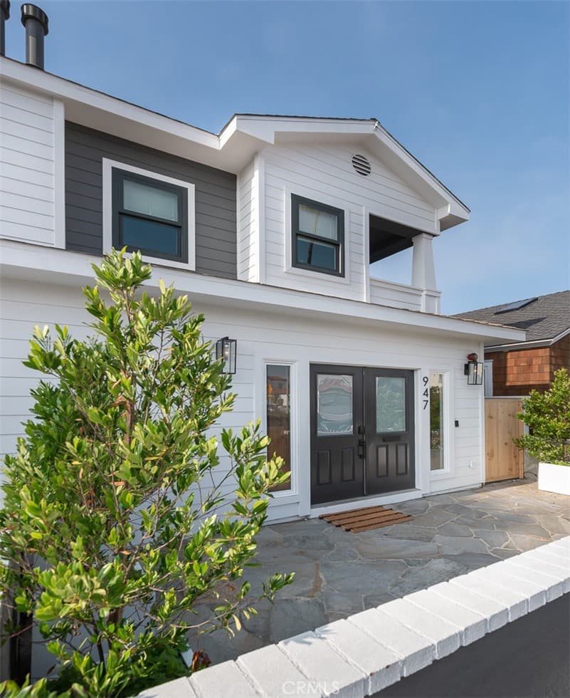 Duplex for rent at 947 W Balboa, Newport Beach, CA featuring 4 beds and 4 baths