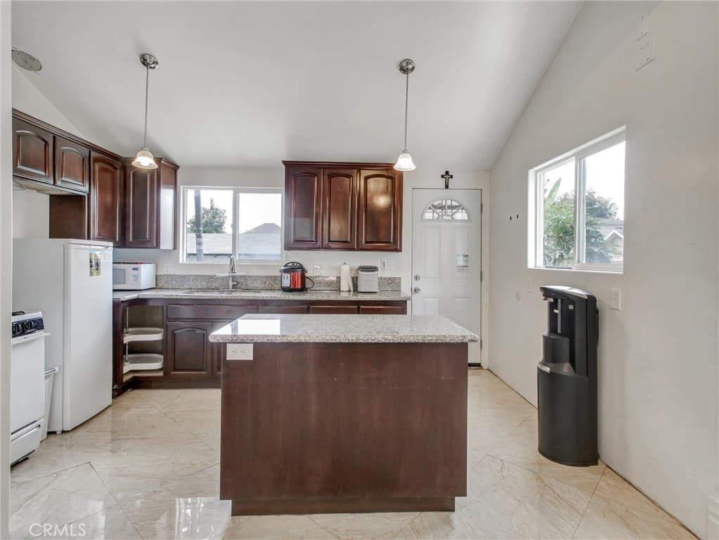 Residential Lease for rent at 614 E 23rd, Los Angeles, Los Angeles County, CA featuring 2 beds and 2 baths