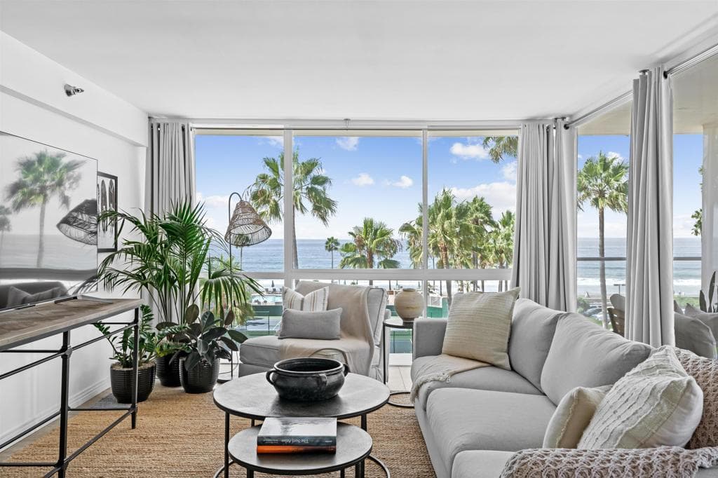 Residential Lease for rent at 1810 Avenida del Mundo 307, Coronado, San Diego County, CA featuring 2 beds and 2 baths