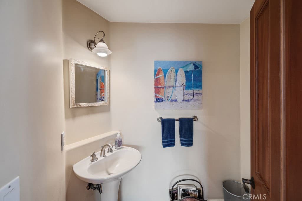 Townhouse for rent at 817 Monterey Boulevard, Hermosa Beach, CA featuring 3 beds and 3 baths