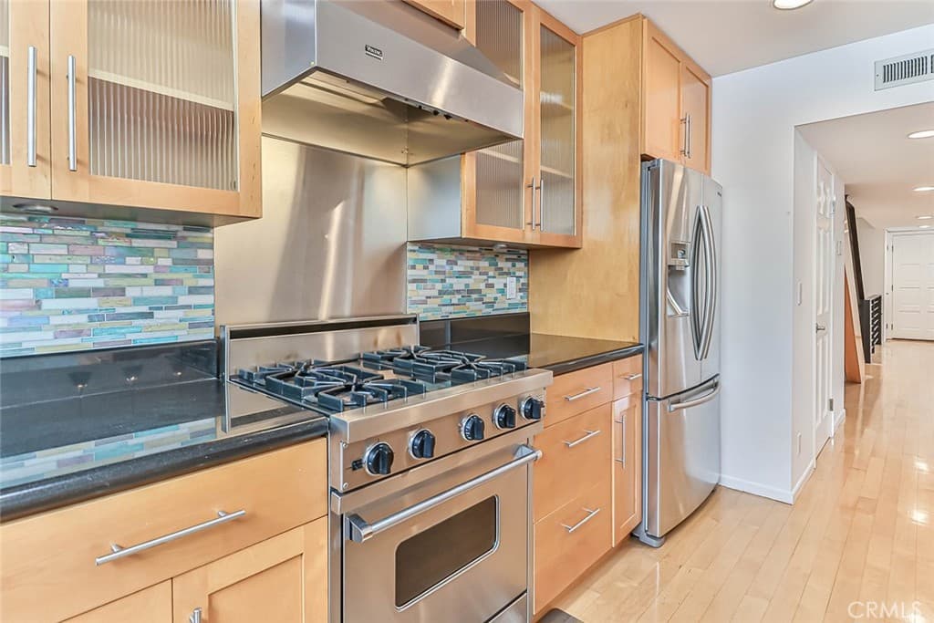 Townhouse for rent at 1115 19th, Santa Monica, CA featuring 3 beds and 3 baths
