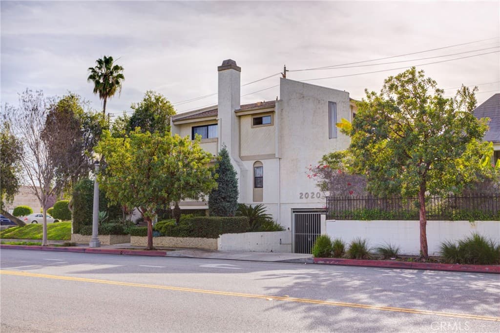 Townhouse for rent at 2020 20th 6, Santa Monica, CA featuring 3 beds and 3 baths