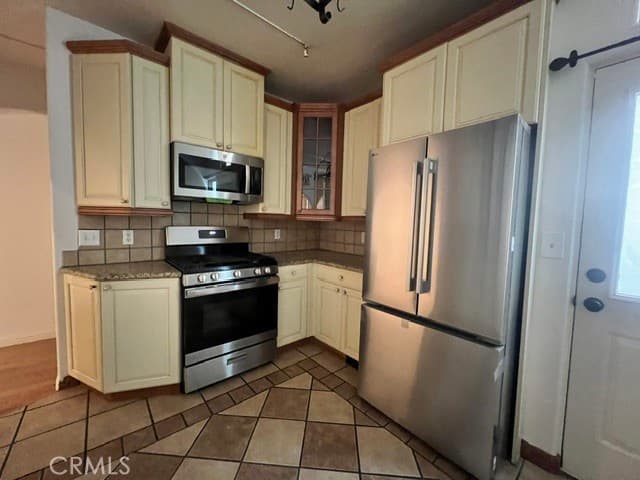 Residential Lease for rent at 3220 E 2nd B, Long Beach, Los Angeles County, CA featuring 3 beds and 2 baths