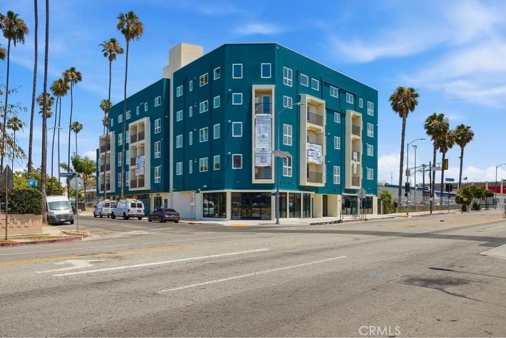 Residential Lease for rent at 1818 S Norton Avenue 204, Los Angeles, Los Angeles County, CA featuring 2 beds and 2 baths
