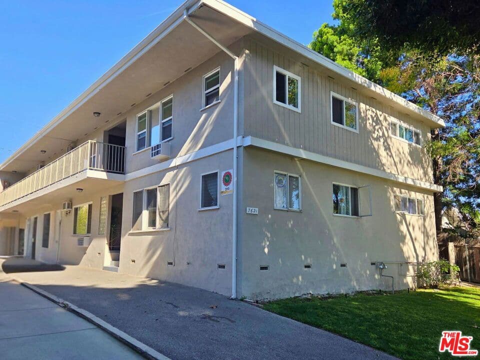 Condominium for rent at 7621 Hampton Avenue 201, West Hollywood, CA featuring 2 beds and 1 bath