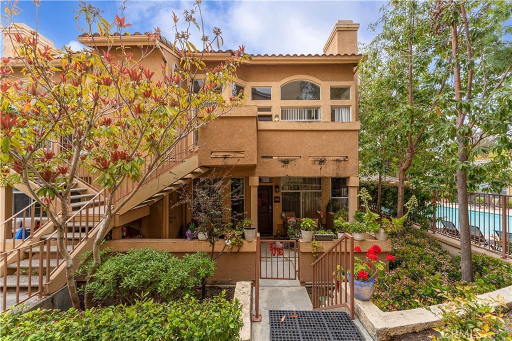 Condominium for sale at 19431 Rue De Valore 39D, Lake Forest, CA featuring 1 bed and 1 bath