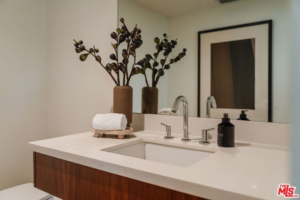 Residential Lease for rent at 3214 Highland Avenue 2, Santa Monica, Los Angeles County, CA featuring 2 beds and 3 baths