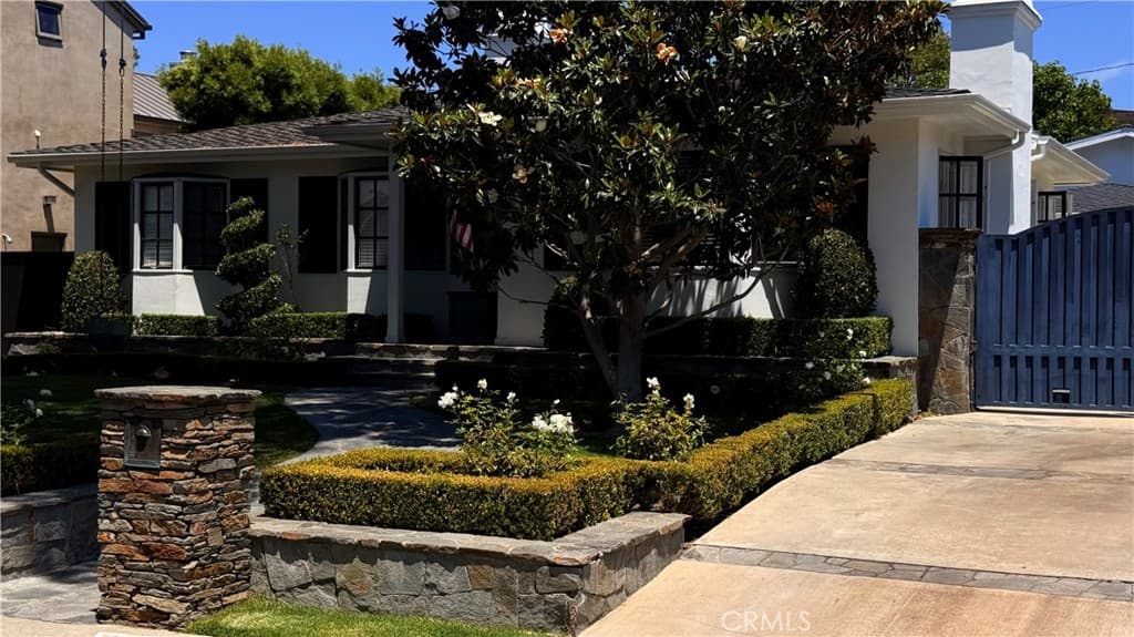 Single Family Residence for rent at 400 Pirate, Newport Beach, CA featuring 3 beds and 2 baths