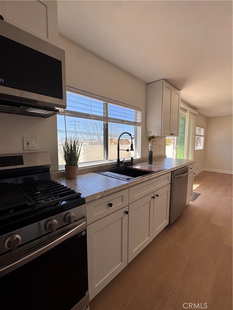Townhouse for rent at 1734 Prospect Ave B, Hermosa Beach, CA featuring 2 beds and 2 baths