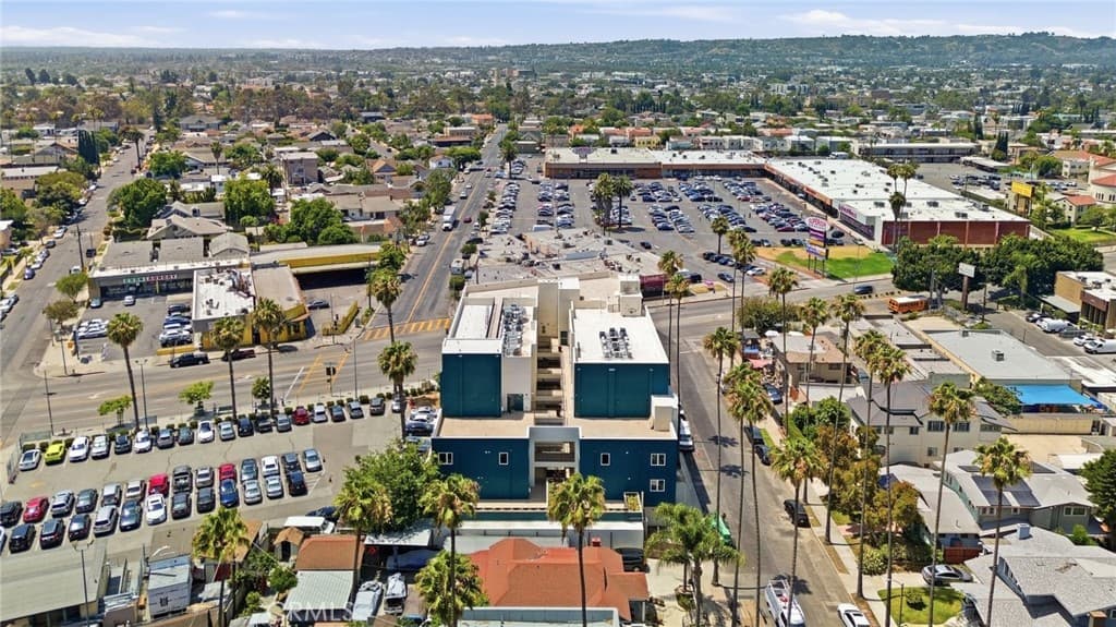 Residential Lease for rent at 1818 S Norton Avenue 308, Los Angeles, Los Angeles County, CA featuring 2 beds and 2 baths