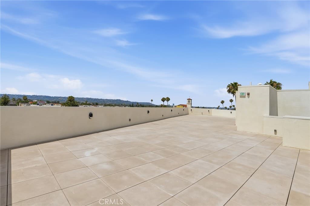 Residential Lease for rent at 1818 S Norton Avenue 401, Los Angeles, Los Angeles County, CA featuring 3 beds and 2 baths