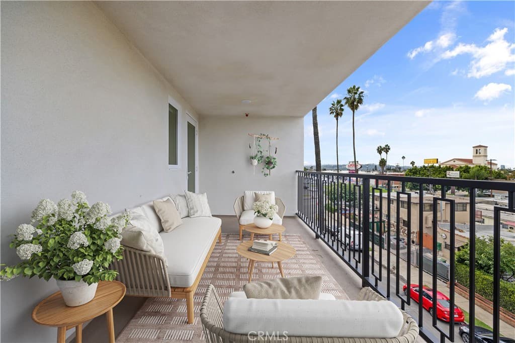 Residential Lease for rent at 1818 S Norton Avenue 402, Los Angeles, Los Angeles County, CA featuring 3 beds and 2 baths