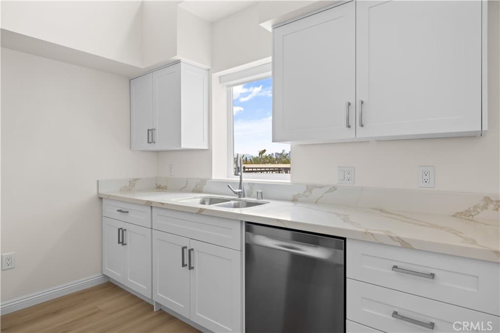 Residential Lease for rent at 1818 S Norton Avenue 405, Los Angeles, Los Angeles County, CA featuring 3 beds and 2 baths