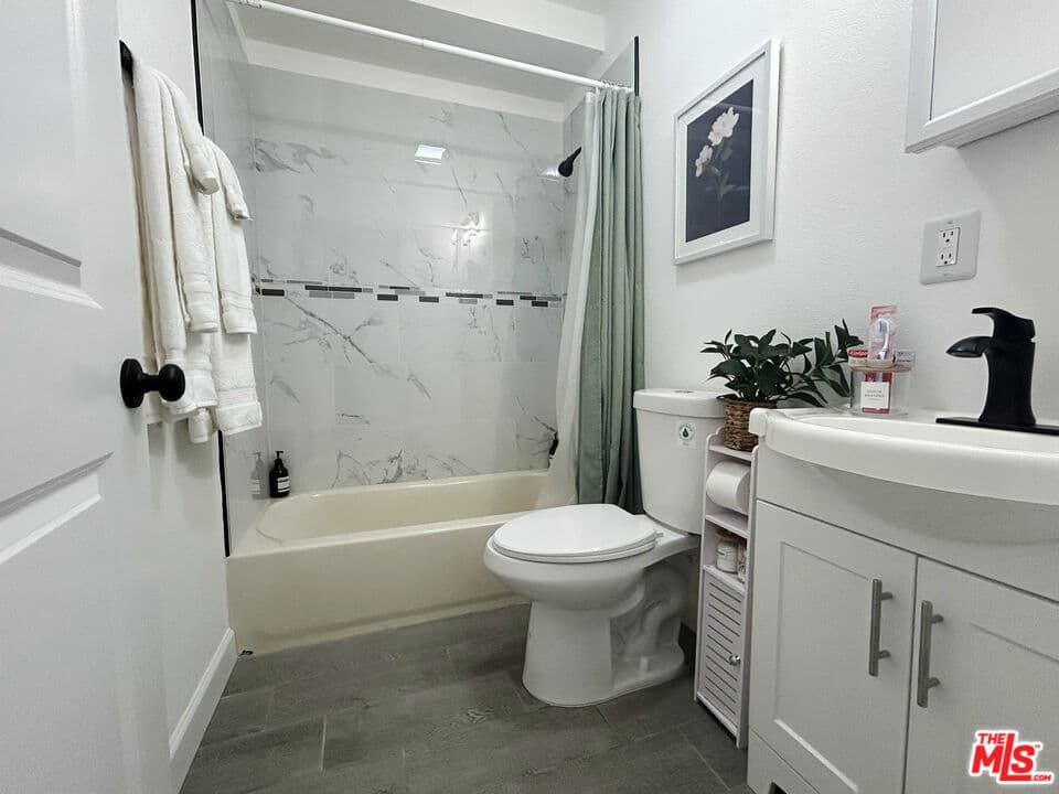 Residential Lease for rent at 3123 W 67th Street, Los Angeles, Los Angeles County, CA featuring 2 beds and 2 baths