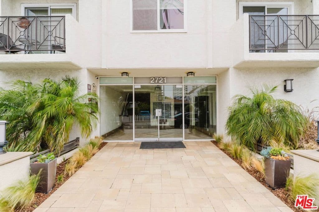 Condominium for rent at 2721 2nd Street 210, Santa Monica, CA featuring 1 bed and 1 bath