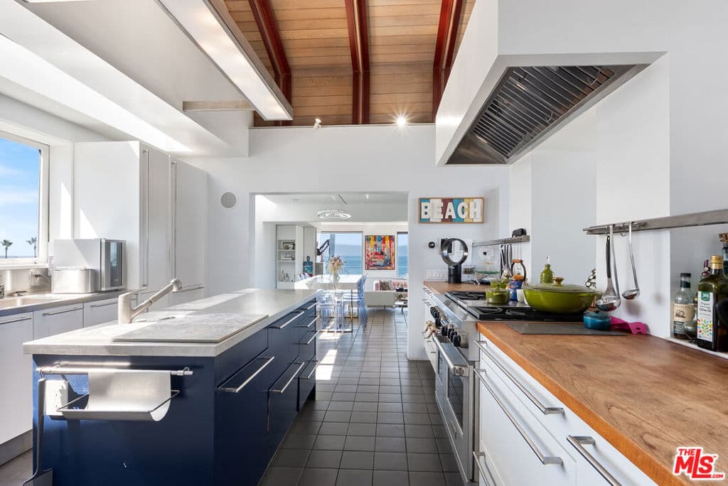 Single Family Residence for rent at 3410 Hermosa Avenue, Hermosa Beach, CA featuring 3 beds and 4 baths